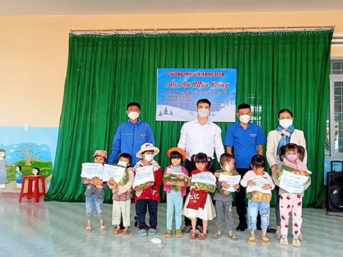 Doan thanh nien xa Cu Mot to chưc chuong trinh thien nguyen ao am mua dong 1